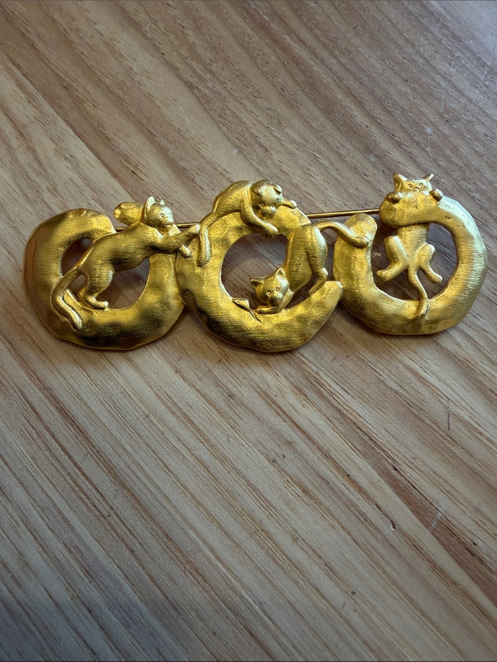 JJ Vintage Cats Playing Brooch Gold Tone
